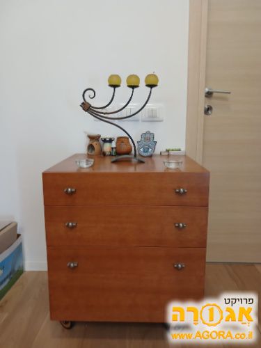 שידת מגירות על גלגלים