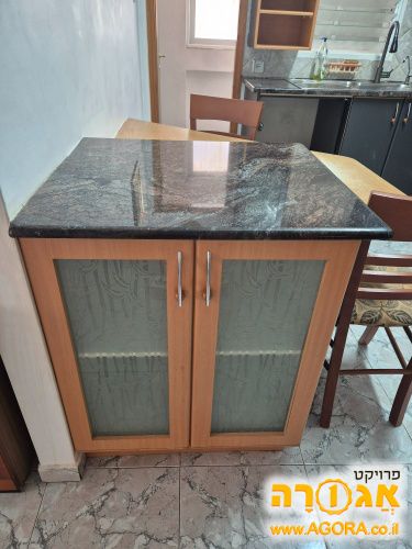 ארונית עם שיש