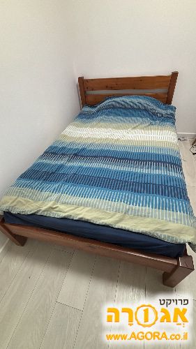 שתי מיטות וחצי מעץ למסירה. כולל מזרנים