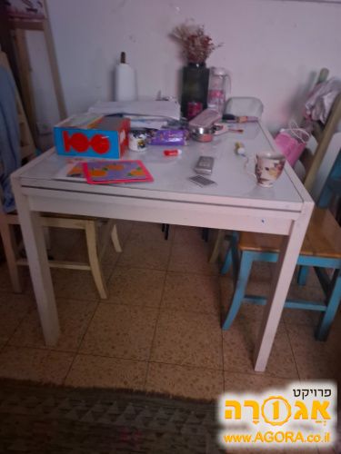 שולחן עץ מלא נפתח 120 על 80 במצב סגור