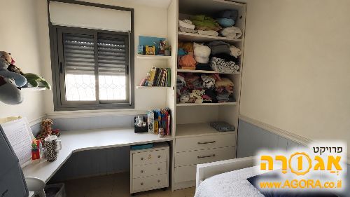 ארון ספריה משולב שולחן ומגירות