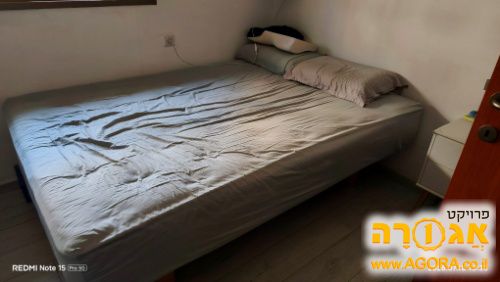 מיטה עם בסיס וקומודה קטנה