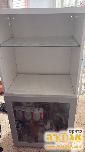 ארון איקאה עם מדף זכוכית