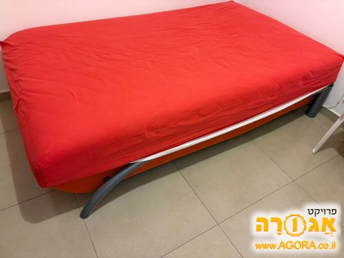מיטה וחצי כתומה של חברת סימונס