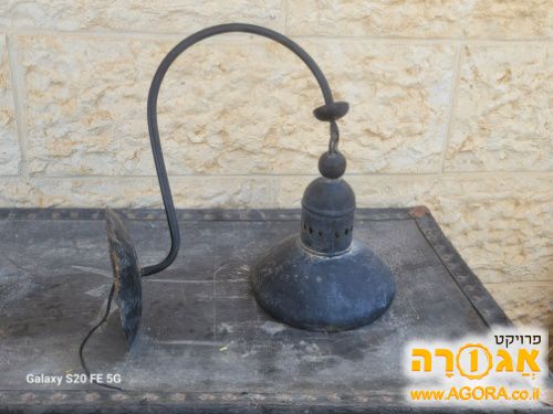 מנורה מתכת בצבע שחור