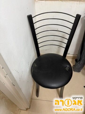 כיסאות שחורים