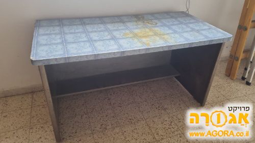 שולחן עבודה נמוך