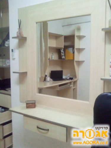 מראת קיר עם מגירה