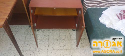 שידת וינטג' נמוכה על גלגלים