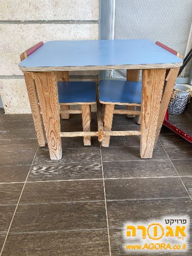 שולחן יצירה עם שני כסאות