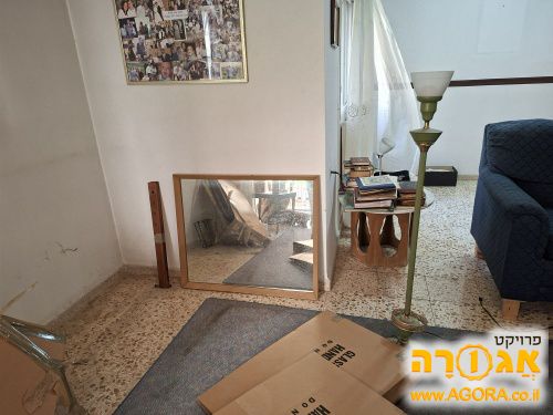 מראה עם מסגרת עץ