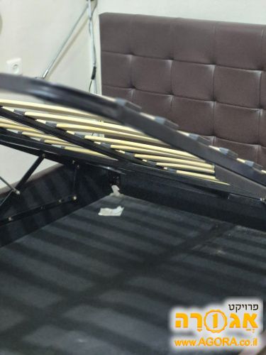 מיטה זוגית עם ארגז מצעים