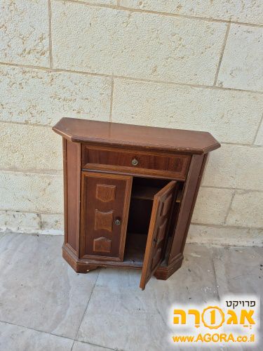 ארונית קטנה