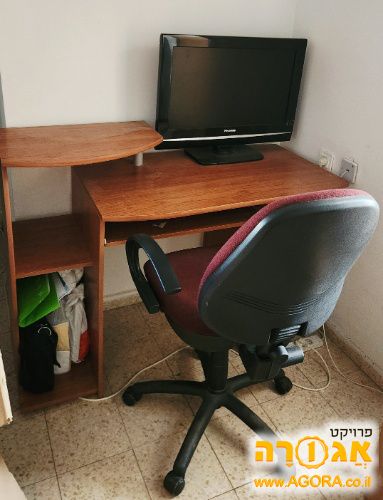 שולחן עבודה עם מדפים