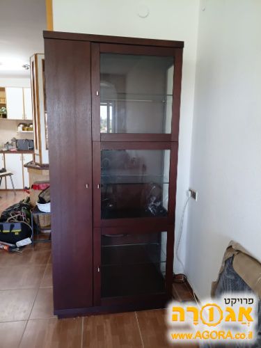 ארון עם דלת זכוכית