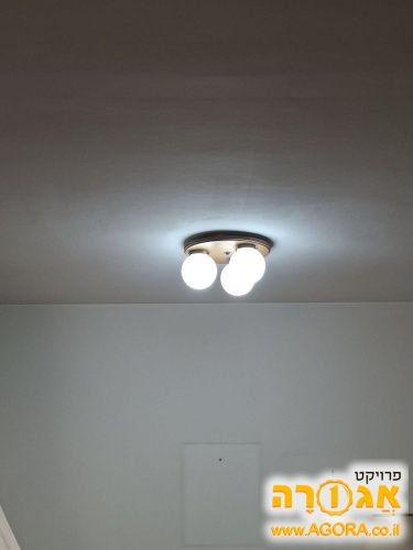 מנורה צמוד קיר