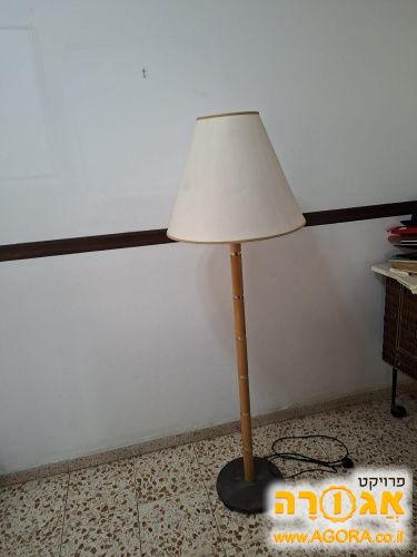 מנורה עומדת