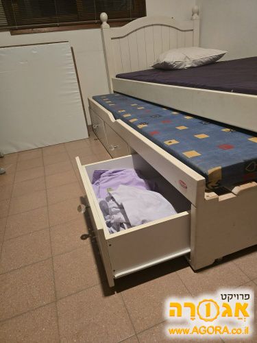 מיטת נוער עם מיטת חבר ומגרות לאיחסון