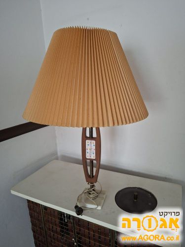 מנורת שולחן