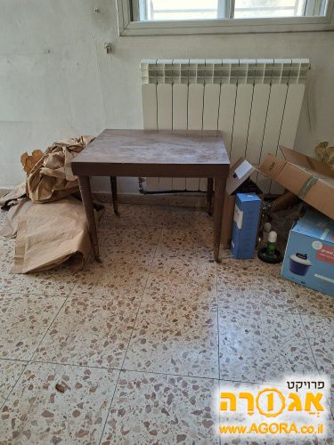 שולחן פשוט מעץ