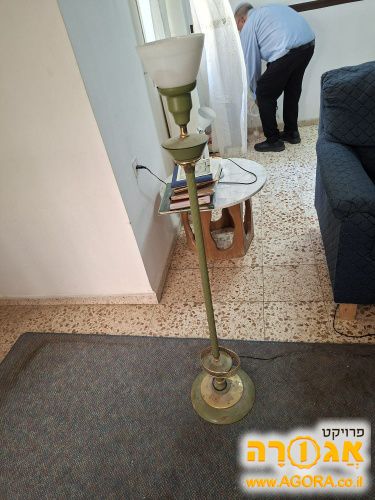 מנורה עומדת ירוקה