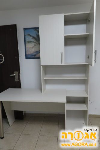 שולחן וספרייה לתלמיד