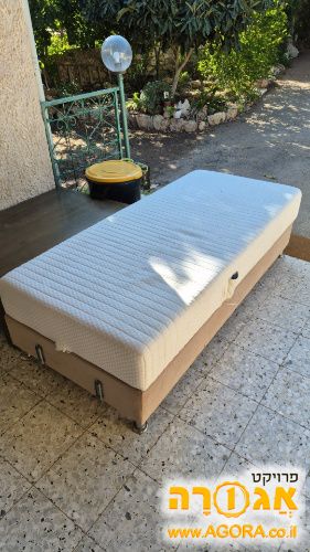 מיטת יחיד עם מנוע חשמלי