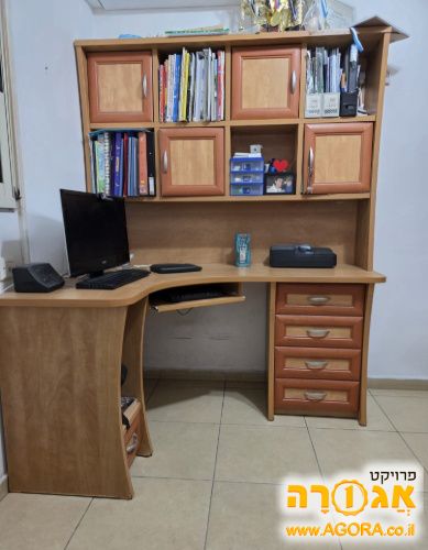 שולחן פינתי וספרייה לתלמיד
