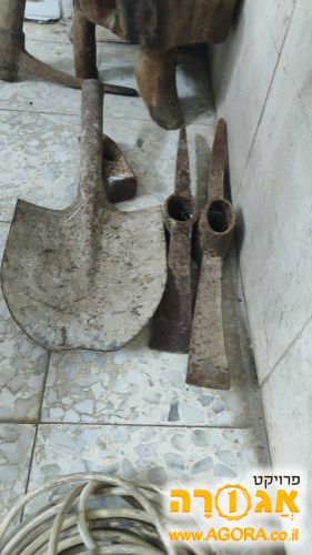 את חפירה ומכושים וכן פטיש 5 קילו