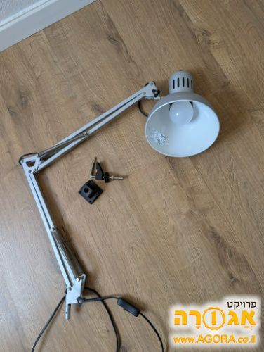 מנורת שולחן מתכווננת