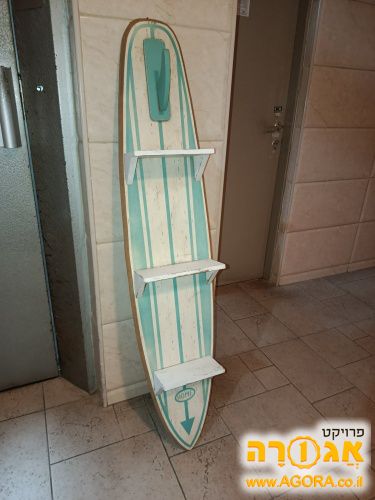 מדפים בצורת גלשן