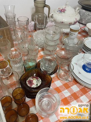 צלחות כוסות וכל מיני