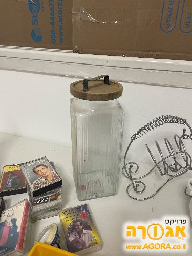 קנקן עם מכסה עץ וכל מיני