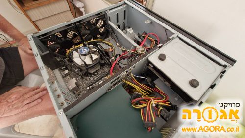2 מגדלי מחשב קטנים 1 רק ספק שני חסר דיסק