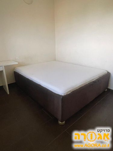 ספה;שולחן עבודה;מזנון;מיטה זוגית