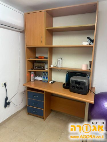 שולחן כתיבה וספריה
