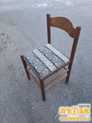 כסאות לשבת ליד שולחן