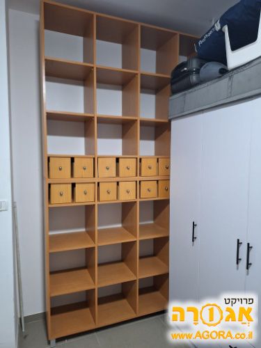 ספריה מעץ מלא