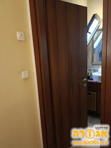 דלת 64 ניפתחת לשמאל מעולה. אפשר גם משקוף