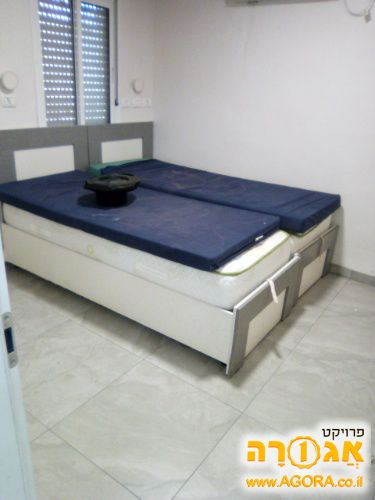 מיטות ושידה