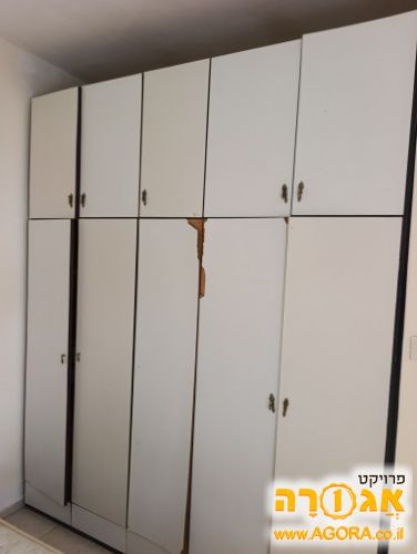 ארון בגדים חמש דלתות יש שניים