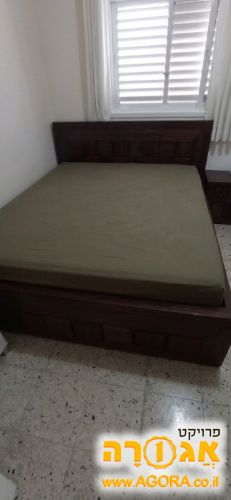 מיטה עם שתי שידות