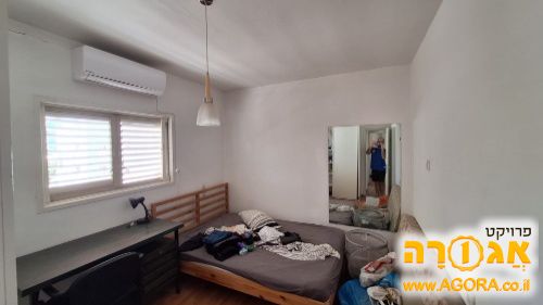 מיטה זוגית קטנה ומזרן