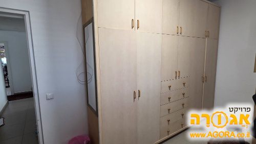 ארון בגדים גדול