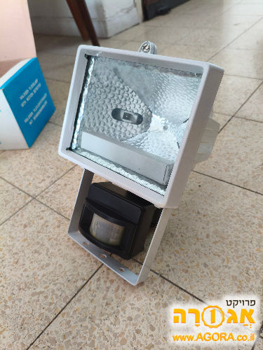 זרקור עם חיישן תנועה