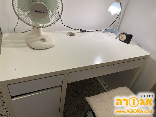 מישהו רוצה שולחן כתיבה תקין אך קצת פגום?