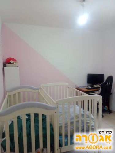 שתי מיטות תינוקת עם מזרונים