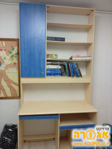 ספריה עם שולחן כתיבה