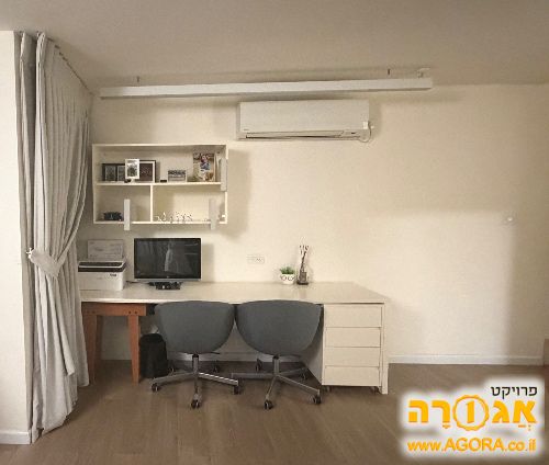 שידת כתיבה עם מדף