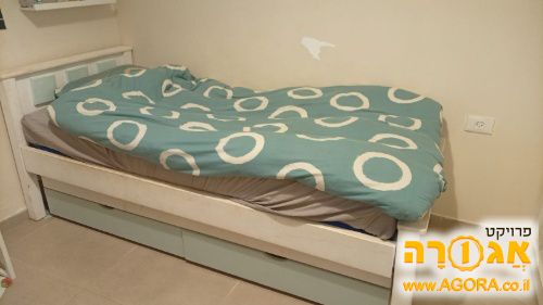 מיטה עם מיטת חבר